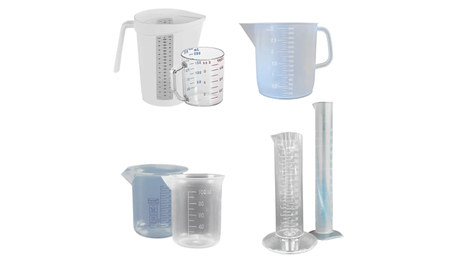 Jarras y vasos medidores de plástico graduados, probetas y recipientes transparentes para medición de líquidos en cocina o laboratorio.